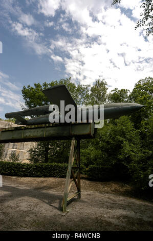 Un Nazi V1 rocket sur sa rampe de lancement visant à Londres en Angleterre pendant la DEUXIÈME GUERRE MONDIALE à la la coupole de béton souterrain complexe de bunker près de Saint-Omer dans Banque D'Images