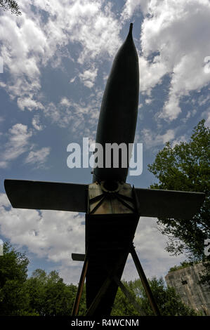 Un Nazi V1 rocket sur sa rampe de lancement visant à Londres en Angleterre pendant la DEUXIÈME GUERRE MONDIALE à la la coupole de béton souterrain complexe de bunker près de Saint-Omer dans Banque D'Images