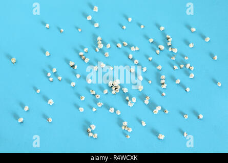 Petites fleurs blanches sur fond bleu. Banque D'Images