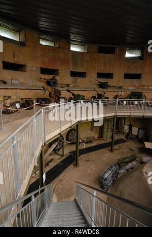 WW11 canons sur l'affichage à l'intérieur de la batterei Todt, un bunker en béton massif près de Audresselles sur le Calais/ Boulogne route côtière dans le Nord de Fran Banque D'Images