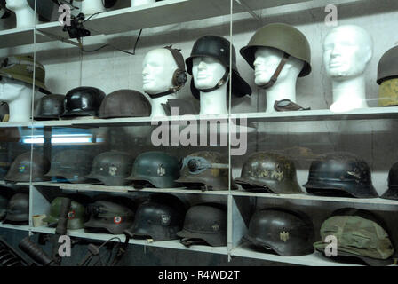 WW11 casques de l'armée allemande sur l'affichage à l'intérieur de la batterei Todt, un bunker en béton massif près de Audresselles sur le Calais/ Boulogne route côtière à Nort Banque D'Images