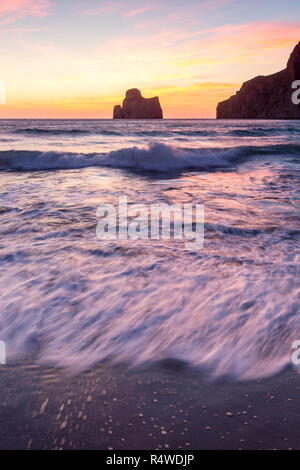 Vagues au coucher du soleil sur la plage de Masua, Iglesias, province Sud Sardaigne, Sardaigne, Italie, Europe. Banque D'Images