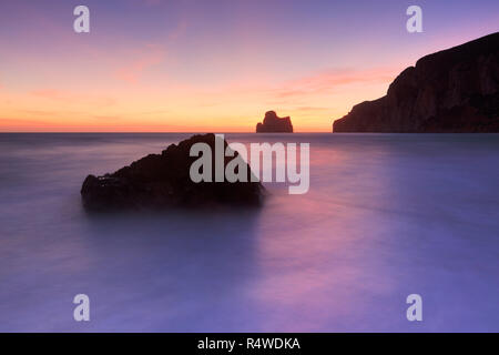 Coucher du soleil sur la plage de Masua, Iglesias, province Sud Sardaigne, Sardaigne, Italie, Europe. Banque D'Images