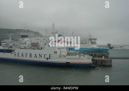 Cross Channel ferries accosté à Douvres en Angleterre Banque D'Images