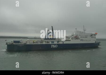 Un seul camion P & O Ferries quitte Dover en Angleterre pour Calais en France Banque D'Images