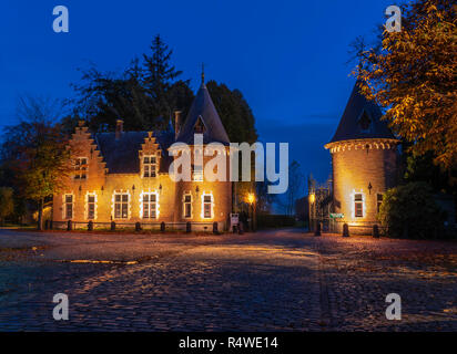 Le château d'Ooidonk est un monumental vieux château à douves au sud du village belge Sint-Maria-Leerne (Belgique) Banque D'Images