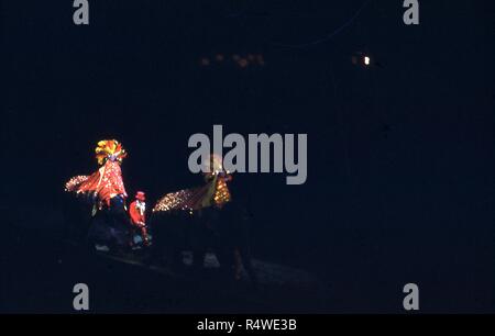 Vue à l'intérieur du chapiteau de la Ringling Brothers Barnum et Bailey Circus comme les éléphants richement décorées et cavaliers entrer sur le ring pour leur performance, au Madison Square Garden, New York, mai 1950. () Banque D'Images