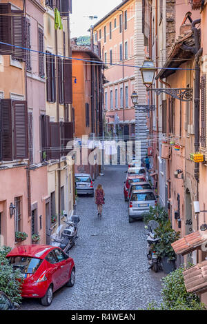 Rome, Italie - 11 juin 2017 : rue étroite et de vieux bâtiments voir à Rome, Italie. L'architecture traditionnelle de Rome. Banque D'Images