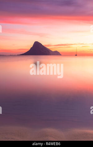 Magnifique lever de soleil sur la plage de Porto Taverna à l'île Tavolara en arrière-plan. Loiri Porto San Paolo, Sardaigne, province Olbia Tempio, Itali Banque D'Images