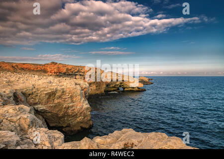 Paysage spectaculaire côte à falaises près de village Tyulenovo, Mer Noire, Bulgarie Banque D'Images