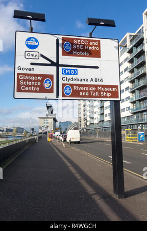 Signe de la route menant à la SSE Hydro et l'Armadillo, Glasgow, Ecosse, Royaume-Uni Banque D'Images