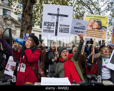 Protestation des Brésiliens pour et contre le candidat d'extrême-droite comme Bolsonaro Jaďr, file d'elles de voter à l'extérieur de l'Ambassade du Brésil dans la rue Cockspur, Londres, Royaume-Uni. Avec : Atmosphère, voir Où : London, Royaume-Uni Quand : 28 Oct 2018 Credit : Wheatley/WENN Banque D'Images