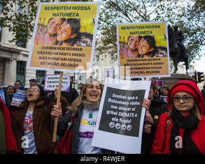 Protestation des Brésiliens pour et contre le candidat d'extrême-droite comme Bolsonaro Jaďr, file d'elles de voter à l'extérieur de l'Ambassade du Brésil dans la rue Cockspur, Londres, Royaume-Uni. Avec : Atmosphère, voir Où : London, Royaume-Uni Quand : 28 Oct 2018 Credit : Wheatley/WENN Banque D'Images