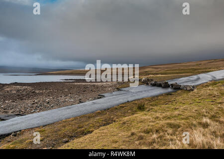 North Pennines AONB Paysage, une brève éclaircie met en lumière l'estran de réservoir vert vache, Upper Teesdale sur une journée de novembre Banque D'Images