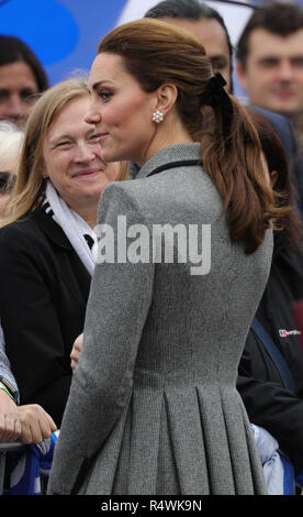 La duchesse de Cambridge s'entretient avec ses supporters lors d'une visite au King Power Stadium du club de football de Leicester City pour rendre hommage à ceux qui ont été tués lors de l'accident de l'hélicoptère le mois dernier. Banque D'Images