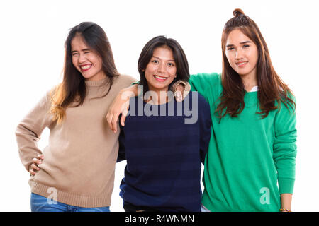 Studio shot of three young Asian woman friends smiling tog Banque D'Images