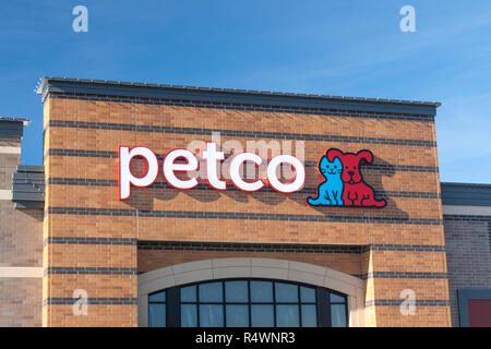 ST. PAUL, MN/USA - 18 NOVEMBRE 2018 : Petco store extérieur et le logo de la marque. Petco Animal Fournitures, Inc. est une chaîne de magasins pour animaux de compagnie de vente au détail. Banque D'Images