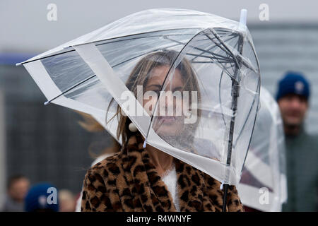 Une femme avec son parapluie dans le vent sur le pont de Westminster, Londres comme une tempête nommée Diana a apporté des vents violents et de fortes pluies dans certaines parties du Royaume-Uni, un certain nombre d'avertissements d'inondations ont été émis pour le Sud Ouest. Banque D'Images