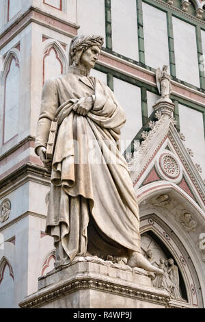 Florence, Toscane, Italie. Une statue du poète Dante Alighieri (par Enrico Pazzi, 1865) se tient à l'extérieur de la Basilique de Santa Croce dans le centre-ville Banque D'Images