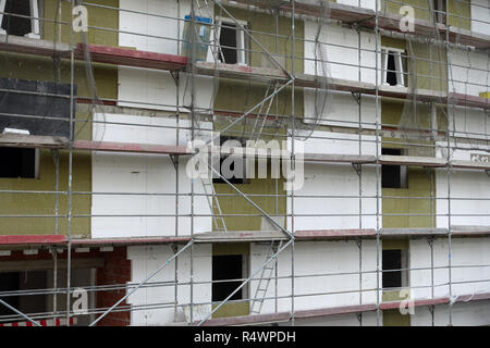 Une construction partiellement aparment bloc avec l'échafaudage Banque D'Images