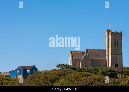 L'église Sainte-Hélène et la vieille école cottage, connu sous le nom de Blue Bung, sur l'île de Lundy, Devon, Angleterre Royaume-uni en août - Église St Helens Banque D'Images