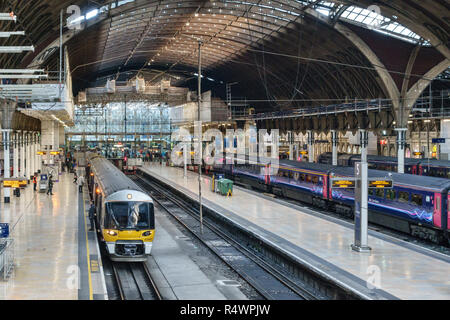 La gare de Paddington, London, UK, construit en 1854 par le célèbre ingénieur ferroviaire victorien Isambard Kingdom Brunel Banque D'Images