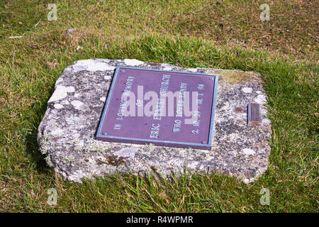À la mémoire d'Eric Ernest Church qui aimait Lundy 2.10.29 - 18.7.98 - pierre tombale à Lundy Island, Devon, Angleterre Royaume-uni en Août Banque D'Images