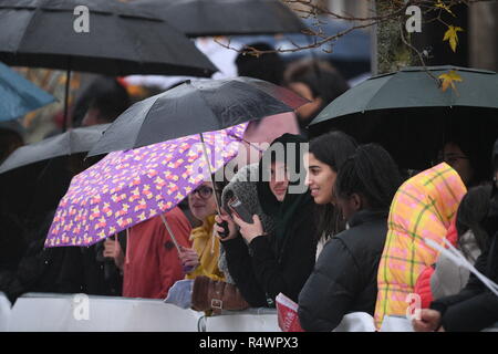 La foule attendre le duc et la duchesse de Cambridge d'arriver pour une visite à l'Université de Leicester, où le couple royal s'entendre sur les programmes éducatifs de l'université, de rencontrer des étudiants et le centenaire d'universitaires. Banque D'Images