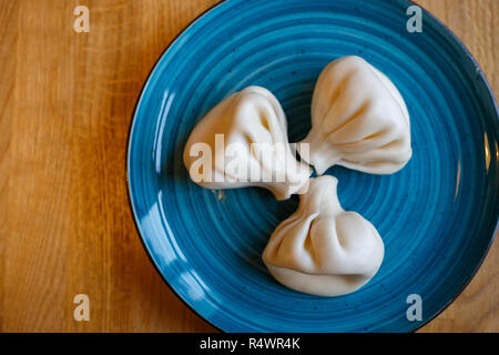 Khinkali avec du fromage sur la plaque dans un restaurant. Une cuisine traditionnelle geogian Banque D'Images