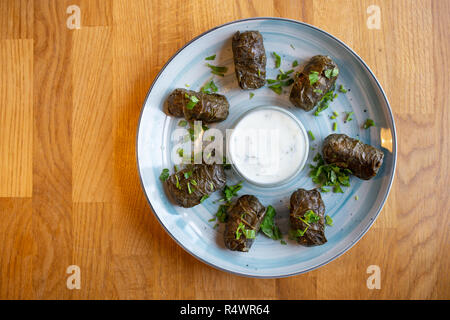 Dolma - feuilles de vigne farcies avec de la sauce. Cuisine traditionnelle Asiatique et mediterraine Banque D'Images