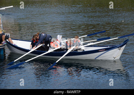 Aviron Shetland détenu à Hamnavoe Burra dans les îles Shetland au cours de l'été. Les équipes locales pour chaque district de course Banque D'Images