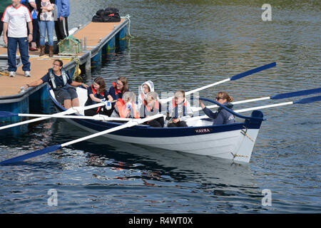 Aviron Shetland détenu à Hamnavoe Burra dans les îles Shetland au cours de l'été. Les équipes locales pour chaque district de course Banque D'Images