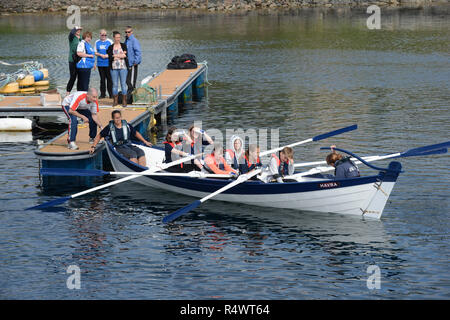 Aviron Shetland détenu à Hamnavoe Burra dans les îles Shetland au cours de l'été. Les équipes locales pour chaque district de course Banque D'Images