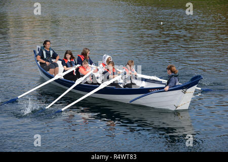 Aviron Shetland détenu à Hamnavoe Burra dans les îles Shetland au cours de l'été. Les équipes locales pour chaque district de course Banque D'Images