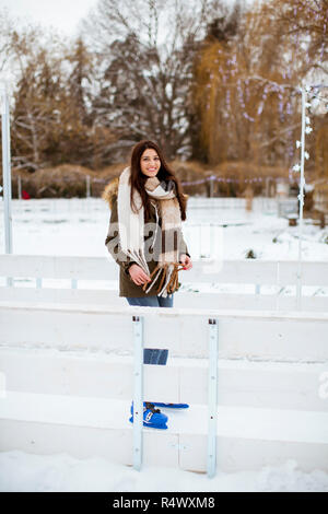 Portrait of young woman rides des patins à glace dans le parc Banque D'Images