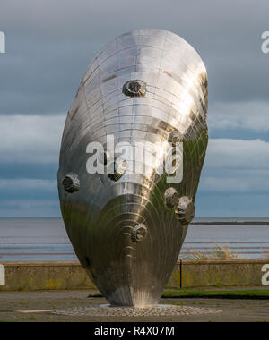 Sculpture d'art en acier inoxydable par Michael Johnson a appelé la mémoire et réflexion dans la forme de la coquille de moule verte, Murdoch, Musselburgh, Écosse, Royaume-Uni Banque D'Images