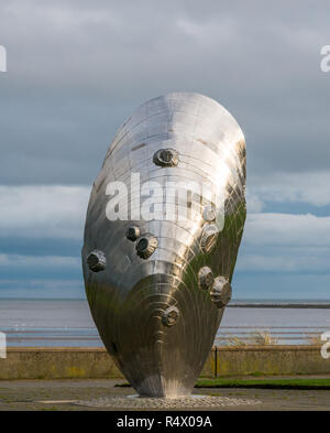 Sculpture d'art en acier inoxydable par Michael Johnson a appelé la mémoire et réflexion dans la forme de la coquille de moule verte, Murdoch, Musselburgh, Écosse, Royaume-Uni Banque D'Images