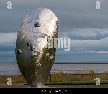 Sculpture d'art en acier inoxydable par Michael Johnson a appelé la mémoire et réflexion dans la forme de la coquille de moule verte, Murdoch, Musselburgh, Écosse, Royaume-Uni Banque D'Images