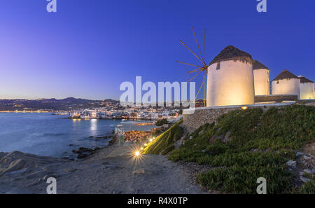 Moulins à vent traditionnels grecs sur l'île de Mykonos, Cyclades, Grèce Banque D'Images