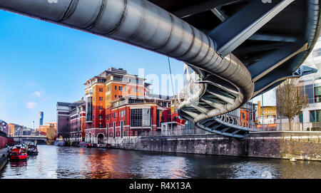 Le serpent d'acier comme la Saint-Valentin Pont. Un piéton et cycle moyen sur le quai de port flottant de verre Bristol Temple Mead's rail station. Banque D'Images