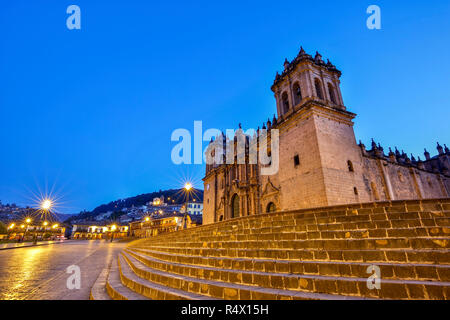 Étapes et Cusco Cathedral (La Cathédrale Basilique de Notre Dame de l'Assomption) au crépuscule, Plaza de Armas, Cusco, Pérou Banque D'Images