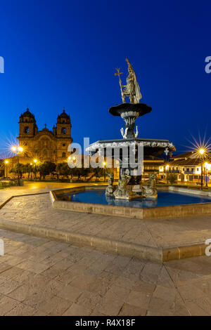 L'église de la Compania de Jesus, fontaine et statue de Pachacutec Inca au crépuscule, Plaza de Armas, Cusco, Pérou Banque D'Images