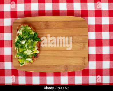 Petit-déjeuner sain sandwich sur du pain grillé avec de l'avocat et de légumes sur fond de bois. Télévision jeter dessus. Banque D'Images