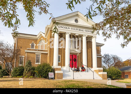 LINCOLNTON, NC, USA-11/25/18 : autrefois la première église baptiste des capacités, le centre culturel Lincoln sert le comté comme une organisation à but non lucratif. Banque D'Images