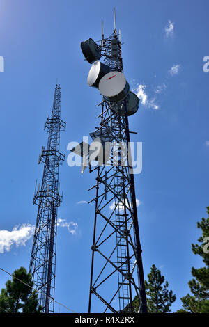 Jusqu'à la communication à tours avec four micro-ondes et des antennes de téléphone cellulaire Banque D'Images