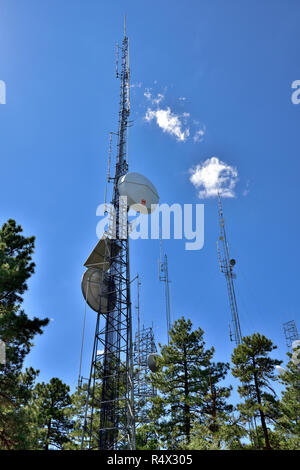 Jusqu'à la communication à tours avec four micro-ondes, d'un téléphone cellulaire et les antennes en bois de pin en montagne Banque D'Images