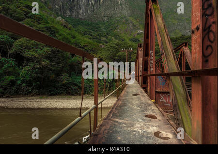 Pont de fer sur la voie ferrée traversant la jungle et rivière Urubamba, Machu Picchu village connexion à la station hydroélectrique Banque D'Images