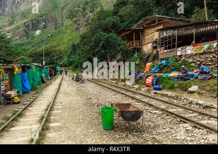 La voie ferrée traversant la jungle et la connexion de Machu Picchu village à la station hydroélectrique, principalement utilisé pour le tourisme et la location Banque D'Images