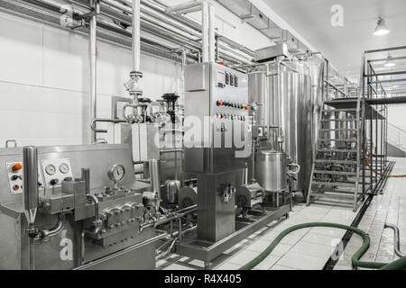 Vue générale de l'intérieur d'une usine de lait. l'équipement à l'usine de produits laitiers Banque D'Images