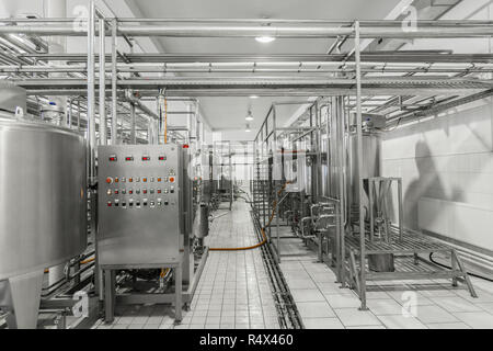 Vue générale de l'intérieur d'une usine de lait. l'équipement à l'usine de produits laitiers Banque D'Images